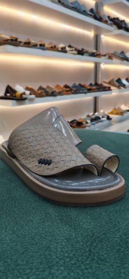 صورة حذاء شرقي نقش تمساح  ارضيه ملبس مريح ومانع الانزلاق